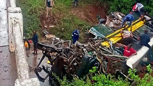 Africa de Sud: Accident între un autobuz și un camion blindat, 20 de morți, 60 de răniți