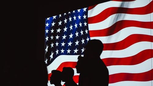 Trei sferturi dintre americani spun într-un sondaj că viața lor a revenit la "normal." Experții avertizează: pandemia nu s-a terminat!
