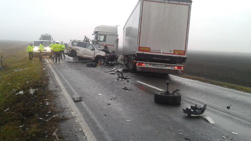 Şoferul unei autoutilitare, mort pe A1 Timişoara-Arad, după ce a fost lovit în plin de un TIR/ El coborâse pe banda de urgenţă fără să se asigure