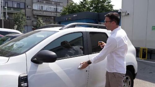 Ce să faci când lași mașina în soare, ca să nu se încingă foarte tare. Diferența poate fi și de 30 de grade