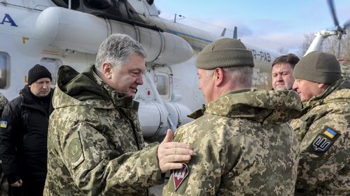 Fostul preşedinte ucrainean Petro Poroşenko cere Occidentului armament suplimentar pentru înfrângerea Rusiei; el îi catloghează pe Putin drept un ”maniac împotriva vieţii umane, iar pe Lavrov drept un ”criminal de război”
