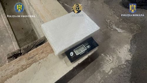 Doi bărbaţi, arestaţi preventiv într-un dosar instrumentat de DIICOT Târgu Mureş / Unul dintre ei ar fi adus din Spania 170 de kilograme de canabis şi 5 kilograme de cocaină, ascunse într-un transport de gresie şi aparate de cafea