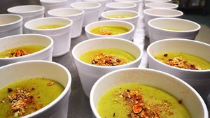 Un grup de pasionați de gastronomie din Oradea pregătește în fiecare weekend zeci de porții de mâncare pentru medici și personalul care asigură triajul la frontiera Borş