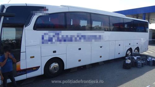 Un șofer turc de autocar, prins în flagrant oferind o mită de 700 de euro unui polițist de frontieră ca să ignore aproape 800 de parfumuri contrafăcute