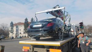 Primăria Braşov va ridica mașinile parcate neregulamentar / A fost achiziționat primul utilaj de ridicare / Șoferii vor plăti 900 de lei dacă își recuperează mașina în aceeași zi