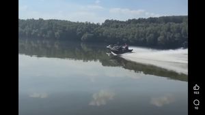Amplu spectacol cu ambarcaţiuni şi automobile, în Portul Turistic de Agrement din Călărași