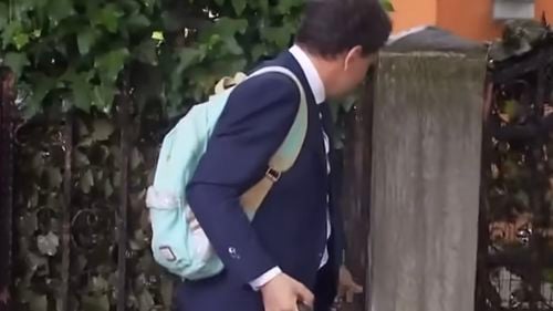 VIDEO Nicușor Dan, surprins cu ghiozdanul copiilor în spate, în ziua în care devine oficial președintele României / „Ținem un discurs pentru români și mai departe, multă muncă pe buget„