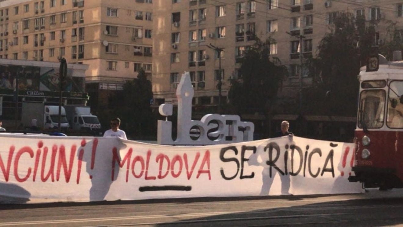 FOTO Zeci de protestatari din Iași au plecat spre București. Ieșenii oferă locurile libere din mașină celor care nu au mijloc de transport