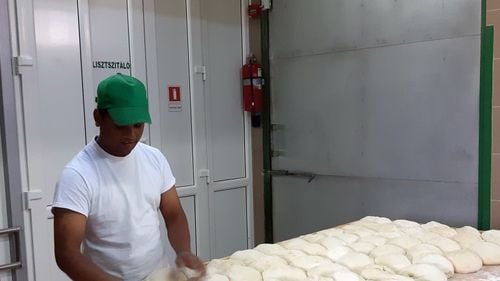 Cum încearcă presa maghiară de stat, controlată de Viktor Orban, să deturneze protestul xenofob din Ditrău: ”Supărarea nu e îndreptată împotriva brutarilor din Sri Lanka, ci a antreprenorului care nu apreciază forţa de muncă locală”