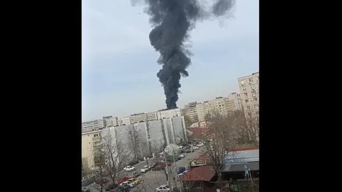 Incendiu puternic la terasa unui bloc din cartierul Rahova din București, cu degajare mare de fum