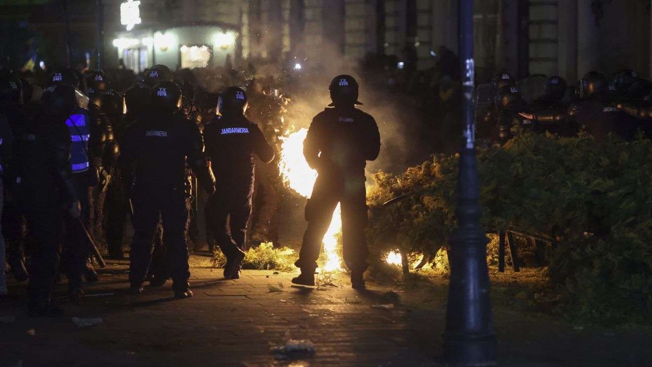 SURSE: Au fost reținuți 3 suspecți, acuzați că au participat la actele de violență comise duminică, la manifestația de la sediul Biroului Electoral Central / Alte 20 de persoane au fost aduse ca martori