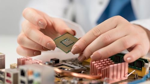 Trump: Compania Intel a fost grozavă până când „Taiwan ne-a luat afacerea cu cipuri. Dacă nu o aduc înapoi, nu vom fi foarte fericiți”