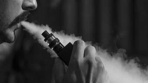 Se scumpesc țigările, în special în Europa de Est. Bruxelles-ul va propune creșterea taxelor pe țigări și prima taxă pentru vaping la nivelul UE