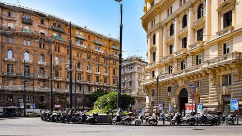 80 de educatoare și profesori s-au îmbolnăvit în aceeași zi, în Napoli / 7 școli și grădinițe s-au închis / Intervenție a carabinierilor