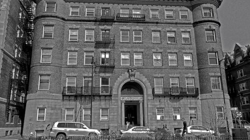 Administrația Trump anunță încetarea tuturor contractelor cu Harvard