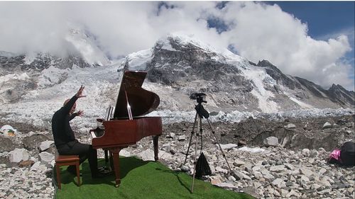 Pianistul orădean Thurzó Zoltán, un nou record mondial, în India: a cântat la pian în vârful celui mai înalt drum asfaltat din lume
