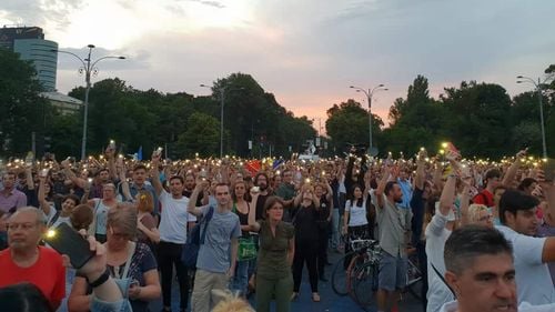 Peste 8.000 de oameni au manifestat în Piața Victoriei după condamnarea lui Dragnea. Au cântat: ”Mulți ani primească”. Niciun jandarm nu a fost în Piață