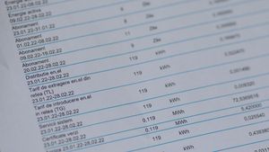 ANRE face controale la 3 furnizori de gaze naturale și la 6 furnizori de energie electrică / Premierul spunea că unii furnizorii au crescut „nefundamentat” prețurile