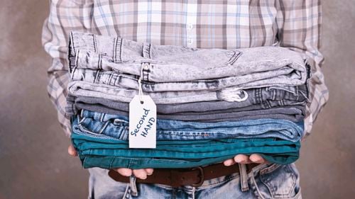 Moda second-hand: de la rușine la trend global în era Shein și Temu