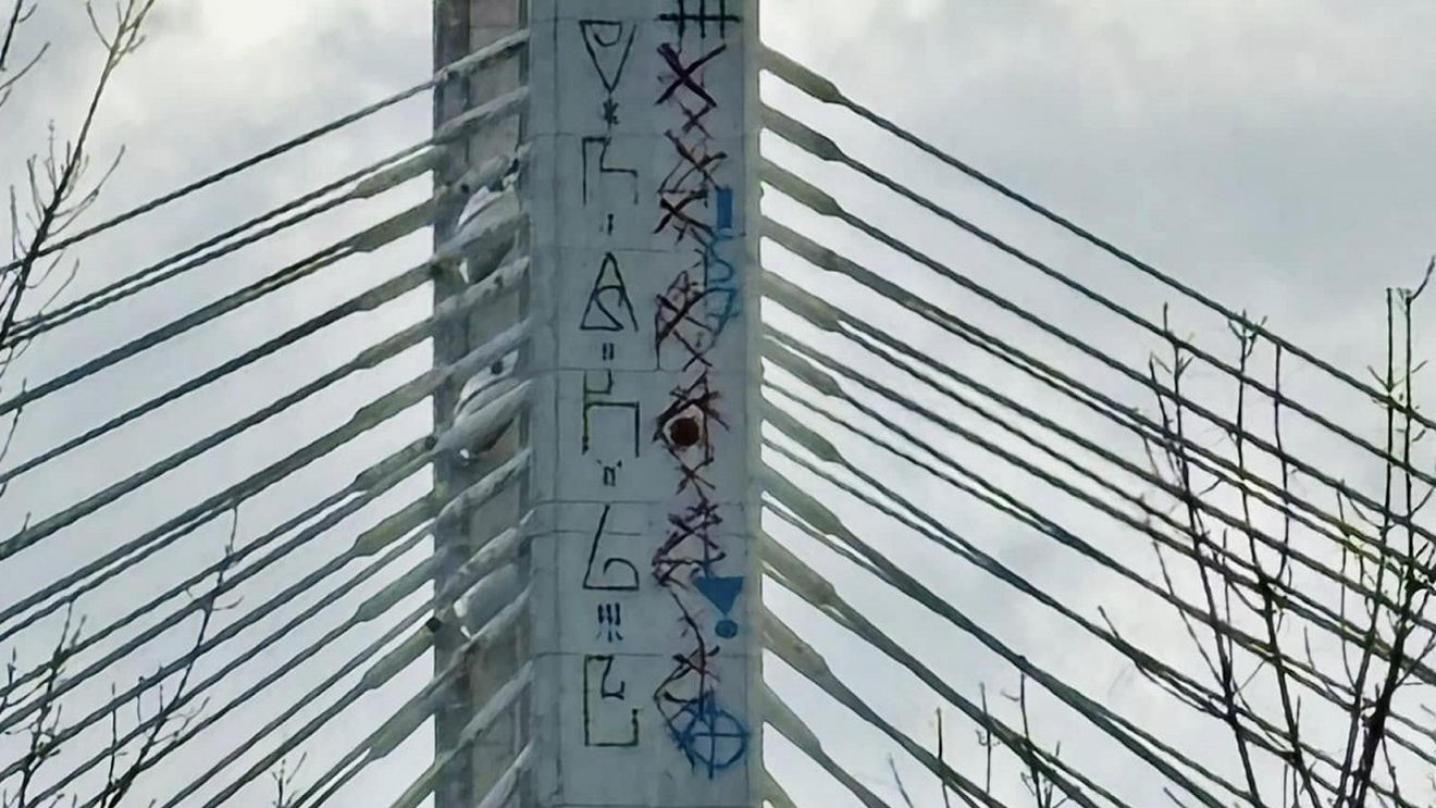 Anchetă a Poliţiei Capitalei, după ce emblema Mișcării Legionare a fost desenată pe unul dintre stâlpii Pasajului Basarab