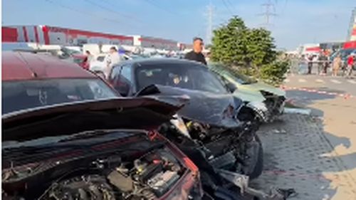 VIDEO: Grav accident rutier în apropierea centrului comercial „Dragonul Roșu” din Capitală / 2 persoane rănite și 12 mașini avariate / O femeie din China a pierdut controlul asupra direcției de mers și a intrat în mai multe mașini parcate
