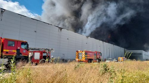 VIDEO Incendiu de proporții la un parc logistic de lângă Autostrada București - Pitești