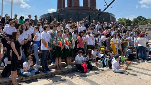 FOTO Copii aduși și ținuți în căldură la ceremonia de la „Mormântul Ostașului Necunoscut” organizată de Ministerul Apărării