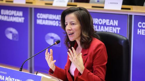 Roxana Mînzatu, comisarul european desemnat pe educație, întrebată despre interzicerea telefoanelor în școli: Vreți să nu ne mai voteze copiii din Europa? Niciunul dintre noi nu va vedea vreodată lumina zilei. Suntem cu toții dependenți de tehnologie
