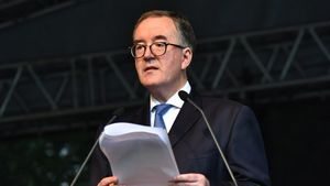 Ambasadorul Marii Britanii: ”COVID-19 ne-a afectat viaţa tuturor, dar comunitatea romă a fost afectată disproporţionat”. Andrew Noble susține că majoritatea românilor nu ştiu că romii au fost în robie, în trecut