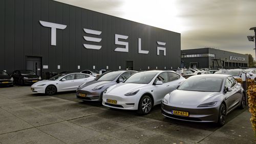 Proteste în mai multe oraşe britanice împotriva Tesla/ Protestatarii au cerut boicotarea companiei aparţinând magnatului Elon Musk