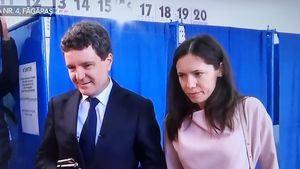 Nicușor Dan și Mirabela Grădinaru au votat în Făgăraș: ”E important să nu uităm de unde am plecat. Și nu trebuie să existe două Românii” / Au venit fără pază și s-au îmbrățișat cu oamenii care îi așteptau