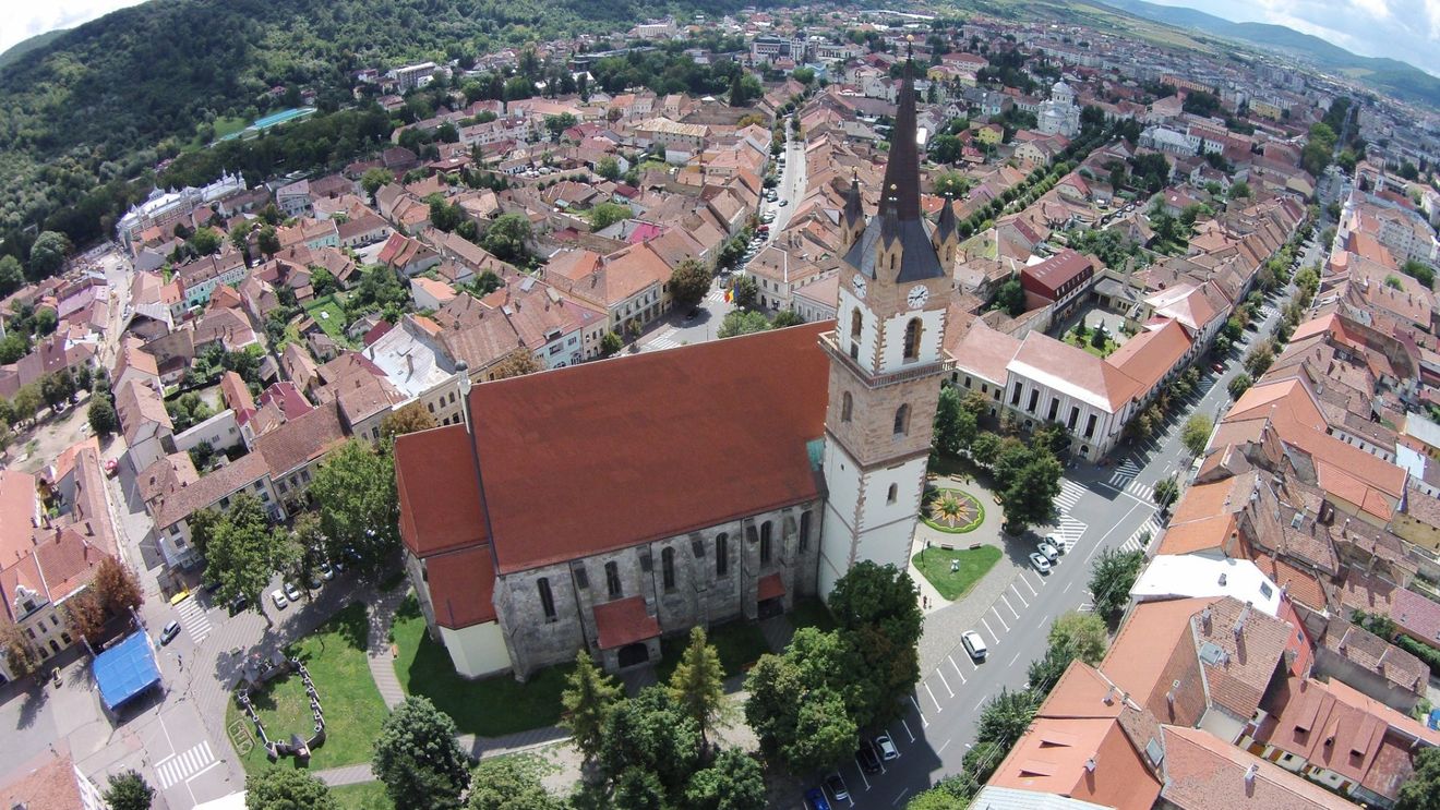 Municipiul Bistriţa candidează pentru titlul de Capitală a Tineretului din România - 2027 / Alba Iulia este Capitala Tineretului din România în 2026