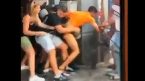 VIDEO Franța: Doi polițiști, atacați violent de o mulțime de oameni, în Lyon