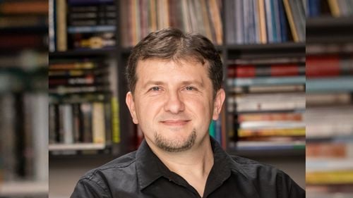 Ce trebuie să știe Marcel Ciolacu referitor la salarizarea profesorilor în funcție de performanță – cercetătorul Dacian Dolean