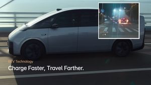 VIDEO O mașină electrică a luat foc în mers la Shanghai / Ce riscuri ascund bateriile cu încărcare rapidă