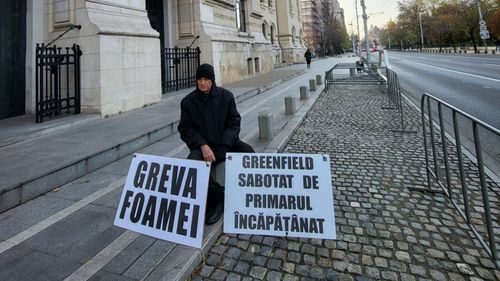 Florin Sandu, bărbatul de 70 de ani care se află în a 24-a zi de greva foamei, îl acuză pe primarul Nicușor Dan că nu vrea să rezolve problema traficului pentru locuitorii din Cartierul Greenfield