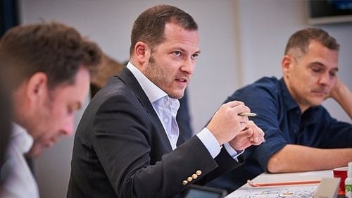 Redactorul-şef al ziarului Bild s-a suspendat temporar după ce mai multe colege l-au acuzat că a promovat stagiare cu care avea aventuri, pe care apoi le îndepărta sau chiar le concedia