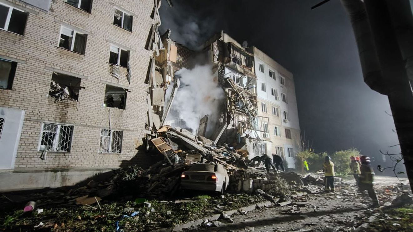 FOTO O clădire rezidențială din Nicolaev a fost lovită de bombardamentele rusești/ Salvatorii caută oameni sub dărâmături