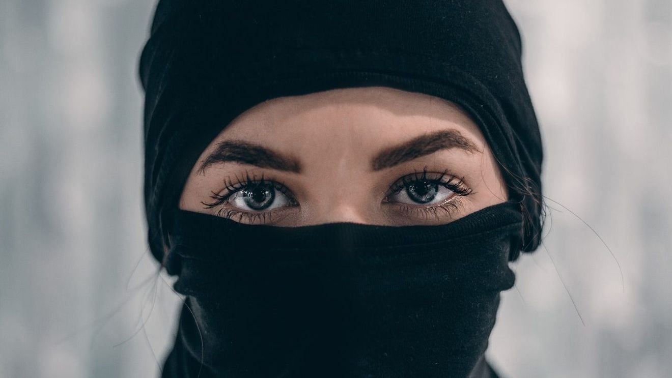 Femeile din Iran care nu poartă hijabul în mașină primesc mesaje text de la autorități: "Este necesar să se respecte normele societății și să nu se mai repete acest gest"