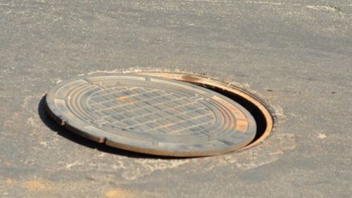 Un ieșean primește despăgubiri după ce a intrat cu mașina într-un canal fără capac / Societatea ApaVital pusă să achite despăgubiri de 12.100 de lei / Decizia nu e definitivă