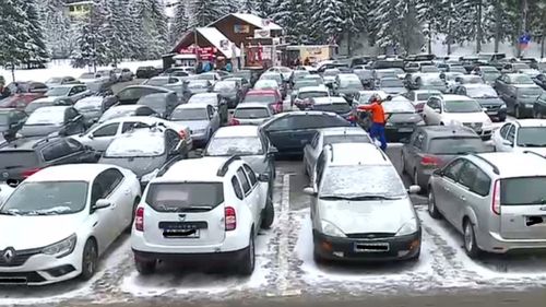 Trafic îngreunat pe drumul dintre Brașov și Poiană / Număr mare de autoturisme parcate ilegal / Cursele RAT Brașov au întârzieri importante.