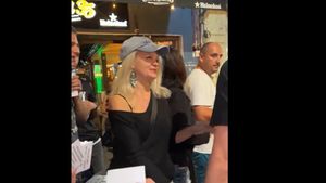 Replică de la o votantă pentru George Simion, care făcea transmisie live în Centrul Vechi: Omule, ești varză maximă, te prostituezi maxim