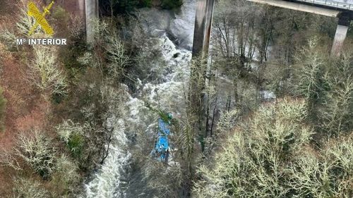 Cinci morţi după căderea unui autocar într-un râu în Spania / Una sau două persoane sunt date dispărute, numărul nu este exact pentru că șoferul nu știe câți pasageri erau în autocar