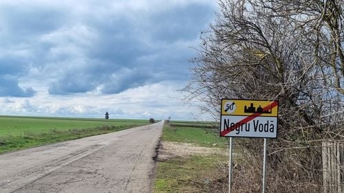 Trei cetăţeni palestinieni au fost găsiţi în remorca unui TIR la Vama Negru Vodă din Constanța, când încercau să intre ilegal în România