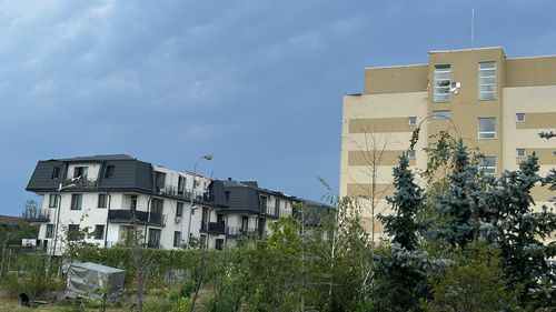 FOTOGALERIE Cum a fost ucisă o femeie în Otopeni, în propriul apartament de la etajul cinci, de acoperișul vecin luat pe sus în timpul vijeliei de joi / A fost lovită în cap de un lemn și avea abdomenul secționat de un geam spart