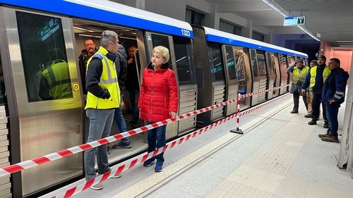 Magistrala de metrou M2 Berceni – Pipera: Primăria Sectorului 4 a finalizat lucrările la noua stație Tudor Arghezi, prima stație de metrou din București construită de o primărie de sector, nu de Metrorex. Stația va fi inaugurată la primăvară după finalizarea testelor