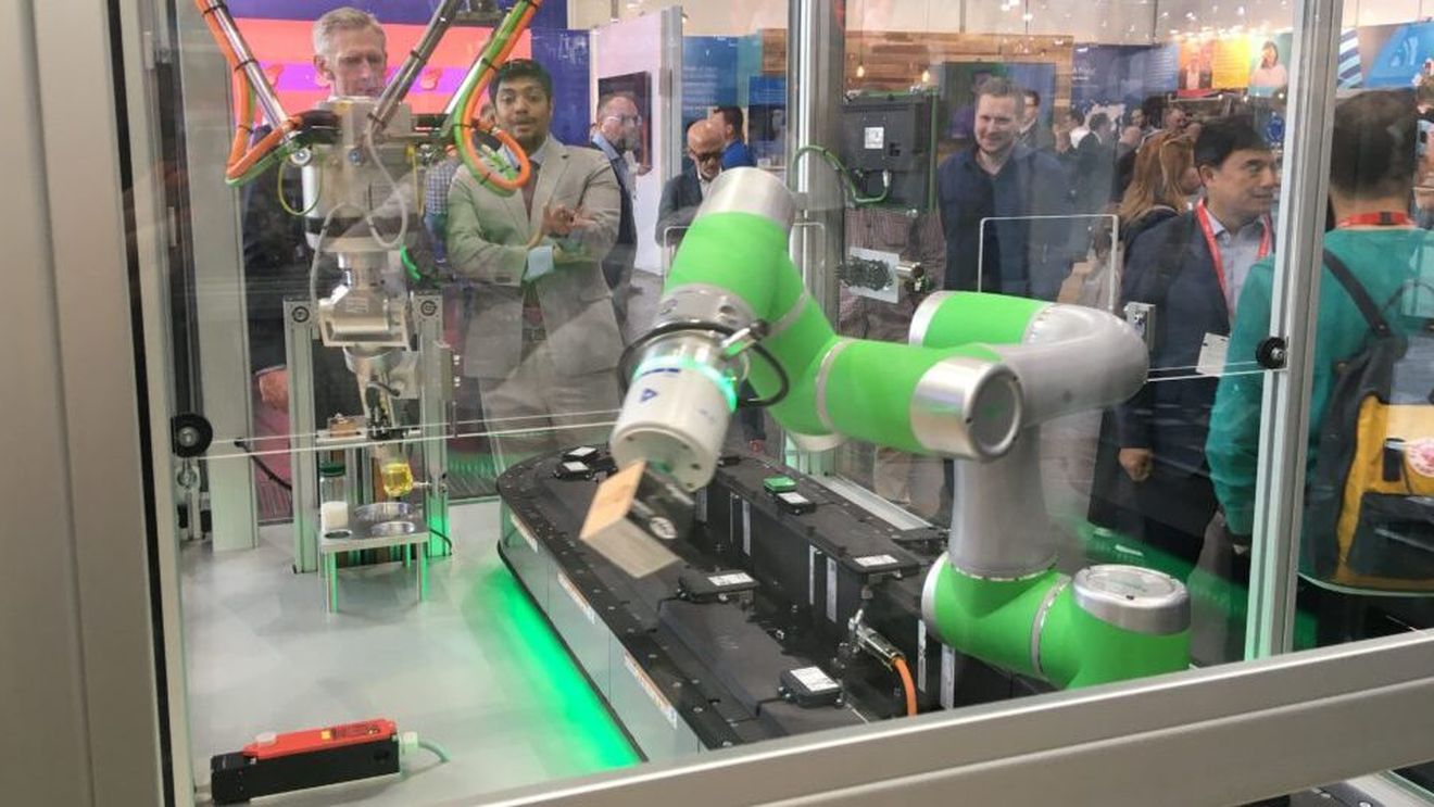 Schneider Electric lansează un cobot și pe piața din România, care să eficientizeze munca industrială