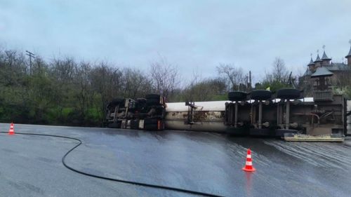 O cisternă încărcată cu GPL s-a răsturnat în apropiere de Huși. Pompierii militari asigură măsurile necesare de prevenire şi stingere a incendiilor în cursul nopţii