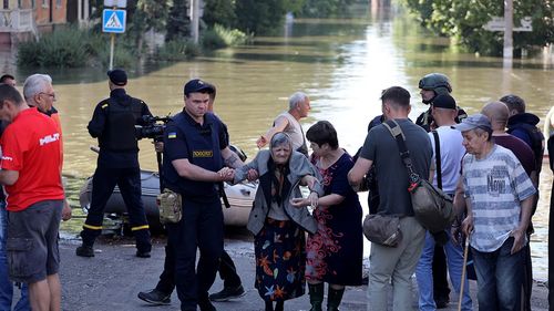 Ziua 470 de război. Washington Post: Ucraina a început contraofensiva / Zelenski, vizită în zonele inundate din Herson / Inundații pe 600 de kilometri pătrați după ruperea barajului Kahovka / Kievul acuză Rusia că trage cu artileria asupra oamenilor care încearcă să fugă din zonele inundate