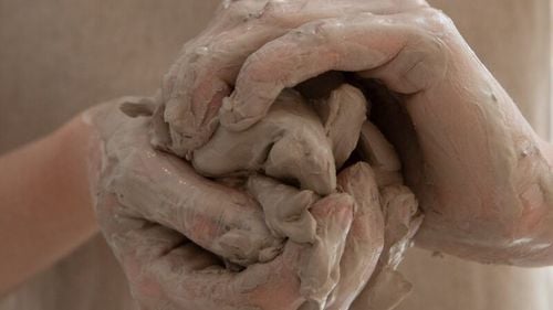 "Un bulgăre de noroi mă face să salivez": De ce unii oameni tânjesc să mănânce lucruri necomestibile și cât de ciudate pot fi poftele lor